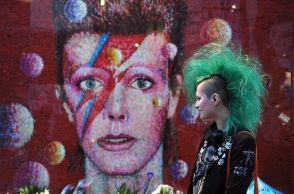 Χειρόγραφοι στίχοι του David Bowie πουλήθηκαν για σχεδόν 60.000 λίρες σε οίκο δημοπρασίας