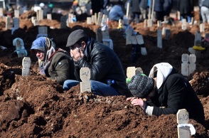 Σεισμός Τουρκία - Συρία: Οι νεκροί θάβονται σε ομαδικούς τάφους ενώ σβήνουν οι ελπίδες για την ανεύρεση επιζώντων - Μαρτυρίες από τις πληγείσες περιοχές.