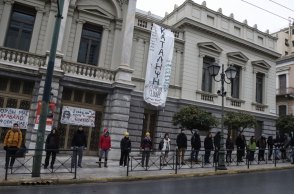 Ανθρώπινη αλυσίδα περιμετρικά του κτηρίου Τσίλερ όπου στεγάζεται το Εθνικό Θέατρο, απο καλλιτέχνες που πραγματοποιούν κατάληψη