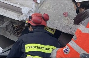 Στελέχη της ΕΜΑΚ στα ερείπια κτιρίων στην Τουρκία μετά τον σεισμό