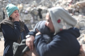 Σεισμός στην Τουρκία: Πολίτες θρηνούν πάνω από τα συντρίμμια