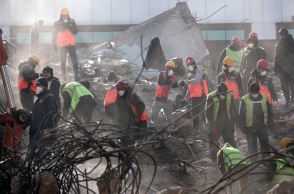 Διασώστες στα χαλάσματα αναζητούν επιζώντες μετά τους φονικούς σεισμούς στην Τουρκία και τη Συρία