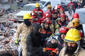 Σεισμός Τουρκία: Διάσωση νεαρής γυναίκας έξι ημέρες μετά τα φονικά Ρίχτερ - Διασώστες μεταφέρουν γυναίκα με φορείο