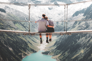 Ζευγάρι πάνω σε γέφυρα