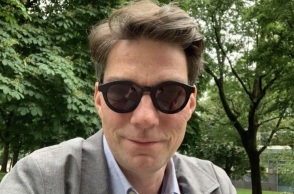 Γερμανική όπερα έθεσε σε διαθεσιμότητα τον διευθυντή μπαλέτου της επειδή λέρωσε το πρόσωπο δημοσιογράφου με περιττώματα σκύλου, μετά από αρνητική κριτική.