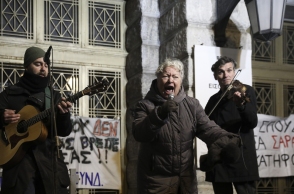 Ο Μάνος Βουλαρίνος σχολιάζει τη στάση καλλιτεχνών σε συναυλίες «διαμαρτυρίας» και «αλληλεγγύης», και την αντίληψη περί προοδευτικότητας στην Ελλάδα.