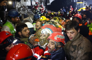 Διασώστες βγάζουν από τα χαλάσματα ακόμα μία γυναίκα