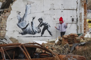Banksy: Με αφορμή τη νέα του τοιχογραφία για την οικογενειακή βία, αναδρομή στο έργο του αινιγματικού καλλιτέχνη που κάνει αντάρτικο πόλης μέσω της street art.