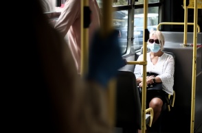 Γυναίκα με μάσκα στα Μέσα Μαζικής Μεταφοράς
