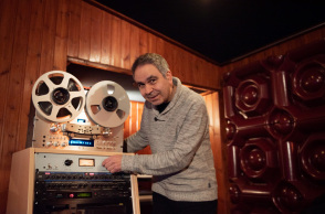 Επίσκεψη στα Artracks Recording Studios: Ο Studio Manager και Chief Engineer Γιώργος Πρινιωτάκης μιλά για τη διαδικασία ηχογράφησης, την παραγωγή και την ολοκλήρωση ενός άλμπουμ
