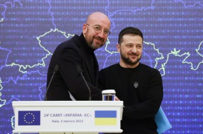 Ο πρόεδρος του Ευρωπαϊκού Συμβουλίου Σαρλ Μισέλ δηλώνει ότι η ΕΕ πρέπει να παραδώσει τον εξοπλισμό για την εκδίωξη των ρωσικών στρατευμάτων από την Ουκρανία. 