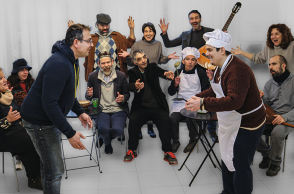 Η θεατρική ομάδα του Προγράμματος Erasmus+ Stage of Mind, η Εταιρία Κοινωνικής Ψυχιατρικής Π. Σακελλαρόπουλος και οι «Άγγελοι της Χαράς», παρουσιάζουν το έργο «Το Καφενείο των Ντροπαλών» στο θέατρο του «Κέντρου Κοινωνικού Διαλόγου της Π.Ε.Ψ.Α.Ε.Ε.»