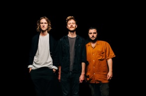 Συνέντευξη: Ο τραγουδιστής και ιδρυτής των Kerala Dust, Edmund Kenny, μιλάει στην ATHENS VOICE, πριν τη συναυλία τους στην Αθήνα, στο Gagarin 205, το Σάββατο 25 Φεβρουαρίου.