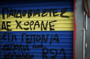 Στιγμιότυπο από την επιχείρηση του Ηλία Μίχου με συνθήματα μετά την αποκάλυψη για τον βιασμό της 12χρονης στον Κολωνό