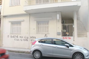 Βιασμός 12χρονης στον Κολωνό: Συνθήματα έξω από ιατρείο του 65χρονου συλληφθέντα