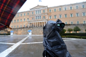 Ο Παντελής Καψής σχολιάζει τη λειτουργία των ΜΜΕ στην Ελλάδα και τα δύο αφηγήματα για την ενημέρωση.