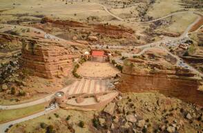 H ιστορία του υπαίθριου αμφιθεάτρου Red Rocks στις ΗΠΑ, χτισμένου πάνω σε βράχους - Φιλοξενεί συναυλίες και παραστάσεις από το 1906 - Οι ιστορικές rock συναυλίες που συνέβησαν