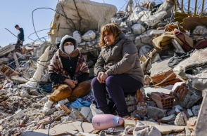 Πληγέντες πάνω από τα χαλάσματα του φονικότατου σεισμού που έπληξε πριν από δύο εβδομάδες την Τουρκία