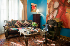 Ο Θεόδωρος Τερζόπουλος στο γραφείο του στο θέατρο Άττις