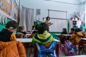 Δασκάλα εν ώρα μαθήματος μέσα σε τάξη με παιδιά