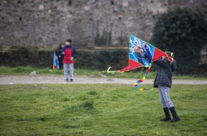Παιδί κρατά τον χαρταετό του