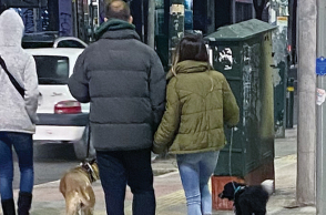 Ζευγάρι που έχει βγάλει βόλτα τα σκυλιά