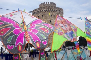 Καθαρά Δευτέρα: Εργαστήριο στη Θεσσαλονίκη πουλά χαρταετούς μαζί με QR code για τέλειο πέταγμα - Δίνει οδηγίες χρήσης στο κινητό μέσω ηλεκτρονικού χάρτη.