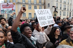 Πορτογαλία: Η ιλιγγιώδης αύξηση του κόστους ζωής βγάζει χιλιάδες στους δρόμους της Λισαβόνας - Αμοιβές κάτω των €1.000 για πάνω από το 50% των εργαζομένων.