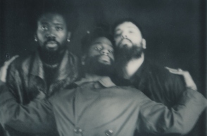 Young Fathers: Δισκοκριτική για το νέο τους άλμπουμ «Heavy Heavy» που κυκλοφορεί από τη Ninja Tunes.