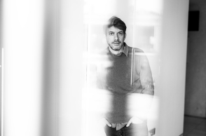 Ο Θέμελης Γλυνάτσης σκηνοθετεί τον "Πύργο του Κυανοπώγωνα" στην ΕΛΣ