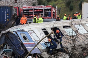 Διασώστες αναζητούν εγκλωβισμένους στα βαγόνια του μοιραίου τρένου στα Τέμπη