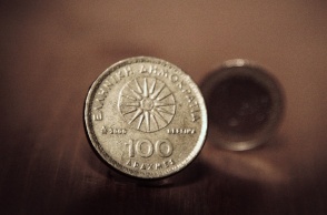 Νόμισμα της δραχμής μπροστά από νόμιμα του ευρώ