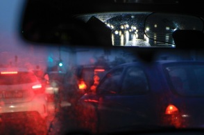 Πολύ αυξημένη είναι η κίνηση των οχημάτων αυτή την ώρα στους δρόμους της Αθήνας, με μποτιλιαρίσματα και καθυστερήσεις στην οδική κυκλοφορία.