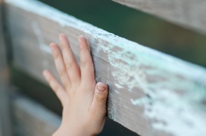 Χεράκι παιδιού σε ξύλινο φράκτη