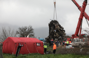Συνεχίζονται οι έρευνες στα συντρίμμια των τρένων στα Τέμπη