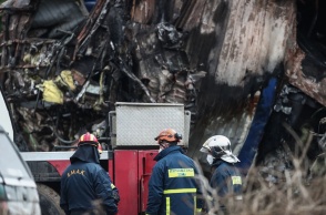 Απομακρύνονται τα συντρίμμια από τη σύγκρουση των τρένων στα Τέμπη