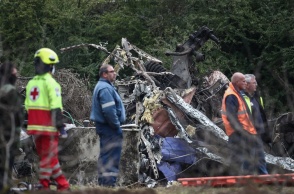 Έρευνες στα συντρίμμια μετά τη σύγκρουση τρένων στα Τέμπη