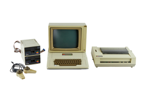 Σε δημοπρασία στο Λος Άντζελες πωλούνται 500 κλασικοί υπολογιστές και προϊόντα της Apple - Αποτιμούνται ως «ιστορικά αντικείμενα».
