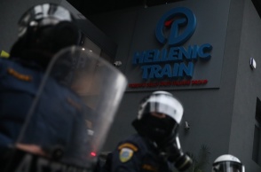 Κτίριο της Hellenic Train και αστυνομικοί στην είσοδο