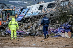 Έρευνες στα συντρίμμια μετά τη σύγκρουση τρένων στα Τέμπη