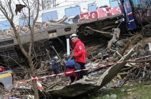 Σύγκρουση τρένων στα Τέμπη - Συλλέγονται αντικείμενα των επιβαινόντων