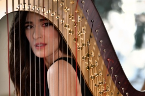 Η ερμηνεύτρια και ηθοποιός Βερόνικα Δαβάκη μιλάει για το μεγάλο της ταξίδι στο ελληνικό τραγούδι αλλά και το θέατρο.