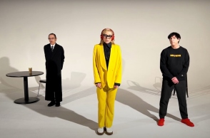 Η ηθοποιός Κέιτ Μπλάνσετ πρωταγωνιστεί στο νέο βιντεοκλίπ των Sparks για το τραγούδι «The Girl Is Crying In Her Latte».