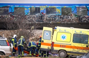 Μεταφορά σορού από διασώστες σε ασθενοφόρο του ΕΚΑΒ μετά την τραγωδία με τους 57 νεκρούς στα Τέμπη