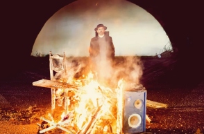 Ο τραγουδοποιός Monsieur Minimal παρουσιάζει το νέο του single «Desert In Your Eyes» κι εξηγεί την έμπνευσή του.