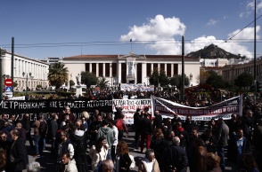  Απεργιακές κινητοποιήσεις στο κέντρο της Αθήνας για την τραγωδία στα Τέμπη - Συγκεντρωμένοι πολίτες με πλακάτ και πανό