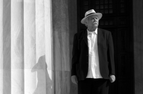 Λάκης Παπαστάθης: Οι αναμνήσεις του σκηνοθέτη και συγγραφέα από την οδό Πανεπιστημίου, όπως τις μοιράστηκε στο βιβλίο «21 Υπέροχοι Έλληνες μιλούν για την Αθήνα» του Μάκη Προβατά.