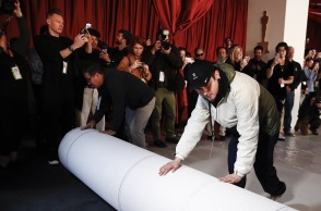 Oscars 2023: Αποκαλυπτήρια στο Χόλιγουντ για το νέο χαλί - Aντικαταστάθηκε μετά από δεκαετίες το χρώμα του θρυλικού «red carpet».