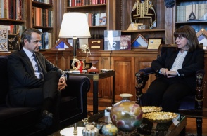 Ο πρωθυπουργός Κυριάκος Μητσοτάκης κατά τη συνάντησή του με την Πρόεδρο της Δημοκρατίας, Κατερίνα Σακελλαροπούλου, στο Προεδρικό Μέγαρο