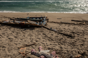 Συντρίμμια του πλοίου από το ναυάγιο στα ανοικτά των ακτών της περιοχής της Καλαβρίας της Ιταλίας